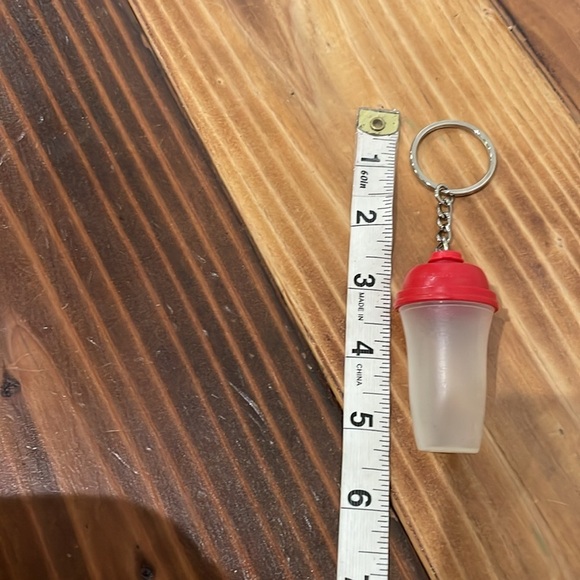 Vintage Tupperware Mini Key Chain Quick Shake
Cup Tumbler Lid Pill Container Red - Picture 7 of 9